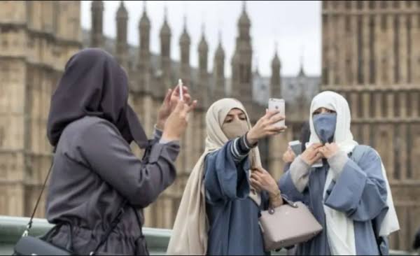 نسبة الأجانب 30 فقط.. الحكومة الإيطالية تحظر غطاء الوجه في جميع المدارس
